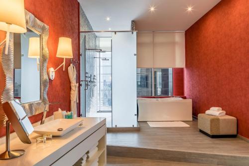 uma casa de banho com um lavatório e um espelho em W Panama na Cidade do Panamá