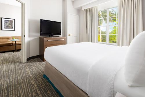 Televisyen dan/atau pusat hiburan di Residence Inn West Palm Beach