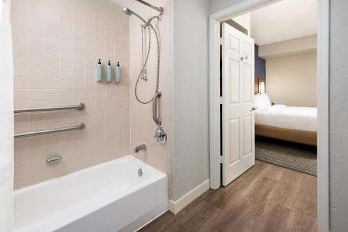 Bilik mandi di Residence Inn West Palm Beach