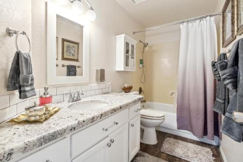 uma casa de banho com um lavatório e um WC em Unique Arizona Style 4-bed retreat w/ private pool em Scottsdale