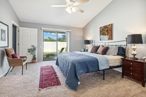 um quarto com uma cama e uma ventoinha de tecto em Unique Arizona Style 4-bed retreat w/ private pool em Scottsdale