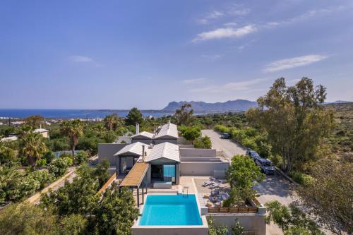 uma vista aérea de uma casa com piscina em Natura Hill Villa IV Sea View em Kounoupidhianá