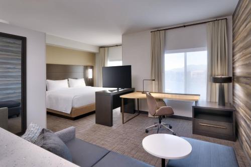 um quarto de hotel com uma cama e uma secretária em Residence Inn by Marriott La Quinta em La Quinta