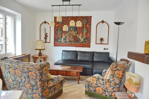 a living room with a couch and two chairs at Gîte du forgeron - 6 à 8 personnes - Centre Alsace - Saint-Hippolyte in Saint-Hippolyte
