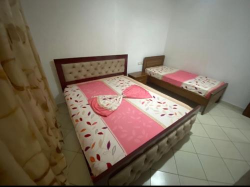 2 camas individuais num quarto com em Martin Apartment em Vlorë