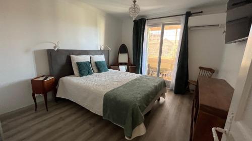 une chambre avec un lit et une fenêtre dans l'établissement LA CASA GIL, à Ajaccio