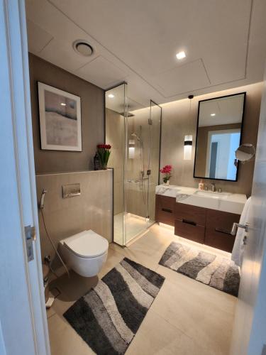 W łazience znajduje się toaleta, umywalka i prysznic. w obiekcie The Address Residences Fujairah w Fudżajrze