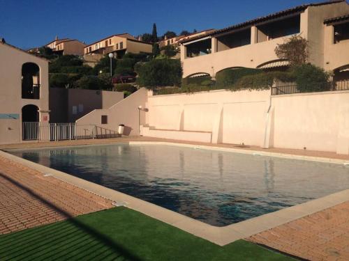 une piscine devant un immeuble dans l'établissement Joli studio Sainte Maxime, à Sainte-Maxime