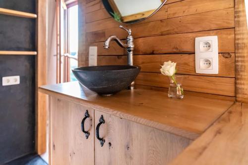 O baie la La vie en Rose - Pet friendly Tiny house in the nature with fenced garden