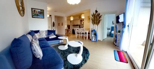 TV a/nebo společenská místnost v ubytování Ariya mare apartman Risan Montenegro, na plaži