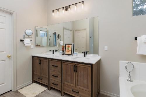 baño con lavabo y espejo grande en 95 Saint Andrews Circle, en Hermosa