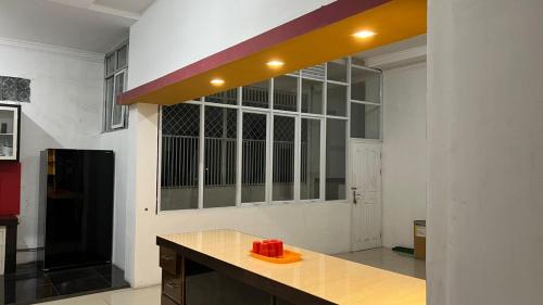 Kuchyň nebo kuchyňský kout v ubytování RUMAH 25 SYARIAH