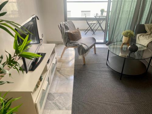 Una televisión o centro de entretenimiento en Appartement les pieds dans l'eau WELCOME STAY