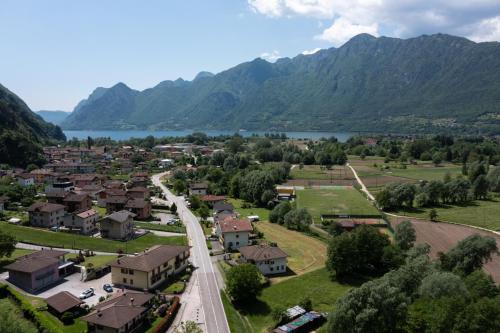 a small town in a valley with a lake and mountains at Nonna Elvira Holiday House in Bondone