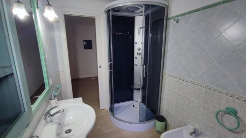 un bagno con doccia, WC e lavandino di Casa vacanze Tortolì a Tortolì