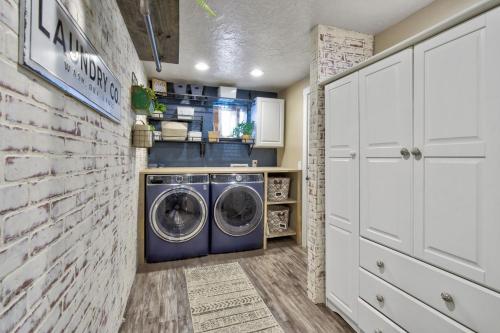 Galeriebild der Unterkunft Indoor Pool and Hot Tub on Golf Course in Loveland