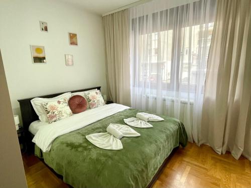 um quarto com uma cama com duas toalhas em Lila Vracar em Belgrado