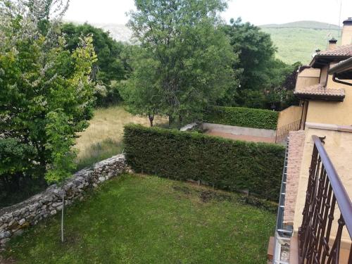 Taman di luar Casa con jardín en Rascafría