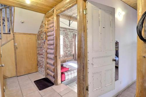 Habitación con puerta y habitación con pared de ladrillo en Chalet L'Ours charmeur du lac Sept-Îles en Saint-Raymond
