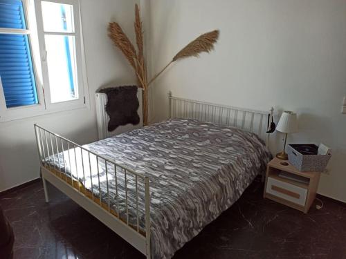een slaapkamer met een bed, een raam en een tafel bij Εξαιρετικό διαμέρισμα δίπλα στο λιμανι! Καινουριο in Naxos Chora
