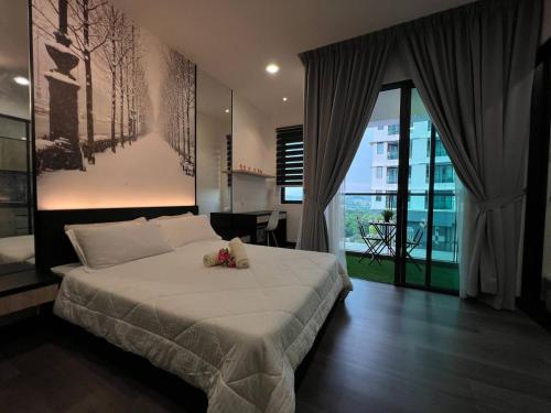 Un dormitorio con una cama grande con flores. en Vista Bangi Apartment en Kajang