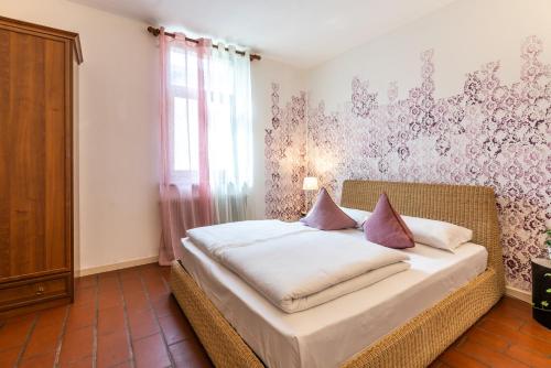 Un dormitorio con una cama con almohadas moradas. en Sleep In Venzone Depandance en Venzone