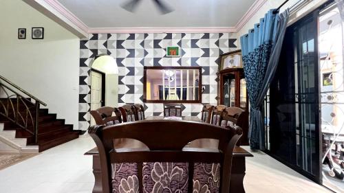 a dining room with a table and chairs at YB Guest House 4 Bilik 5 Katil in Cukai