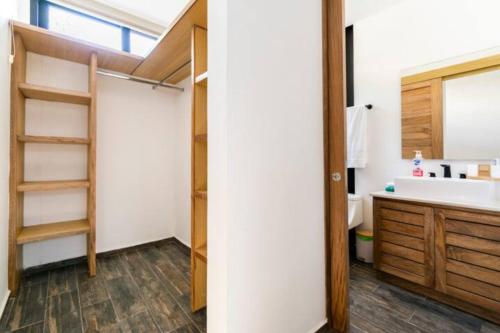 图卢姆Exclusive Villa "Town House" Luxury Amenities in Tulum的浴室里有洗手池和镜子