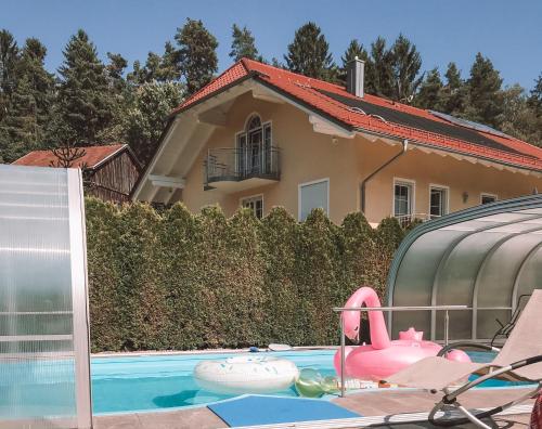 una piscina con un juguete rosa en una casa en Panorama-Residenz, Pool, inkl ActivCard, en Bad Kötzting