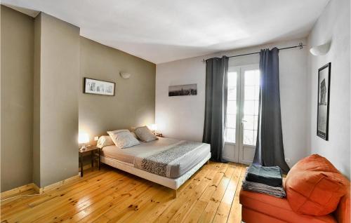 リル・シュル・ラ・ソルギュにあるLovely Home In Lisle Sur La Sorgue With Kitchenのベッドルーム1室(ベッド1台、ソファ、窓付)