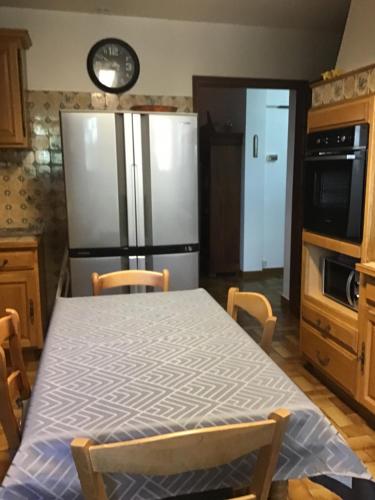 une cuisine avec une table et un réfrigérateur dans l'établissement La Gaillarde, à Céreste