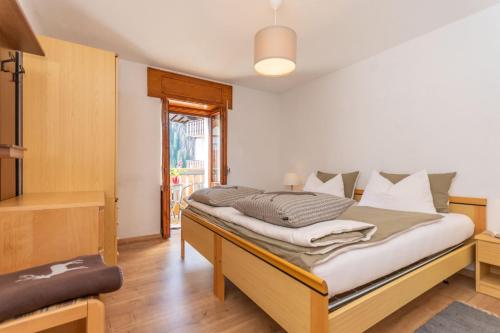 1 dormitorio con 1 cama grande en una habitación en Ciesa La Rocia en Rocca Pietore