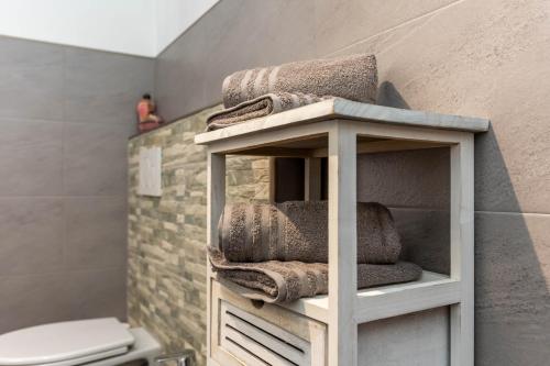 un montón de toallas en un estante en un baño en Ciesa La Rocia en Rocca Pietore