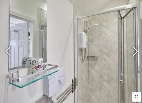 y baño con ducha y cabina de ducha acristalada. en The Guest Place, en Redcar