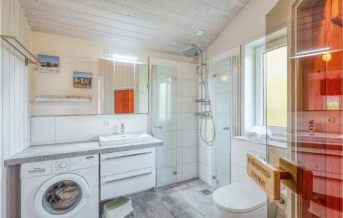 ein Badezimmer mit einer Waschmaschine und einem Waschbecken in der Unterkunft Freibeuterweg 20 - Dorf 5 in Travemünde