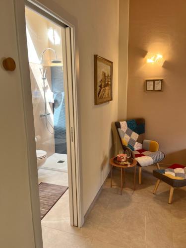 a living room with a chair and a shower at B&b AlgueRoof in Alghero