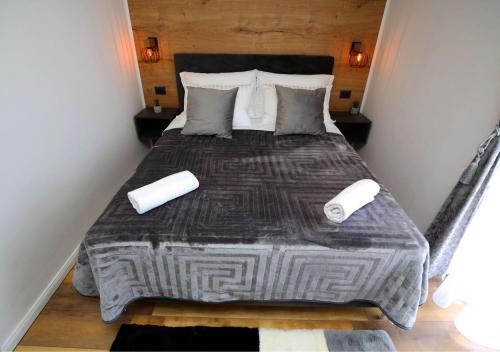 Katil atau katil-katil dalam bilik di Apartmani Krka Rooms