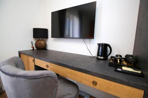 Televisyen dan/atau pusat hiburan di Apartmani Krka Rooms