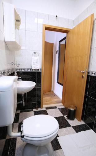 Bilik mandi di Apartmani Krka Rooms