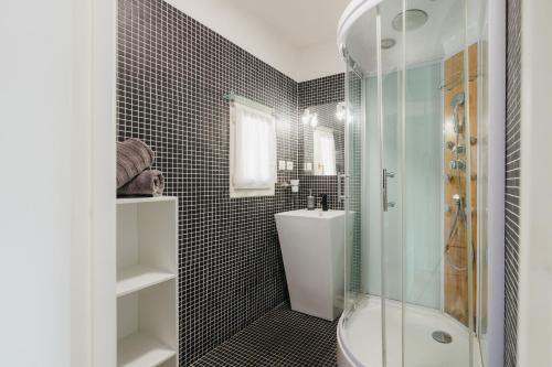 une salle de bain avec une douche, des toilettes et un lavabo dans l'établissement Charmante maison contemporaine idéalement située, à Embrun