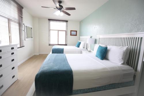 a bedroom with two beds and a ceiling fan at Hotel Carmel Santa Monica in Los Angeles