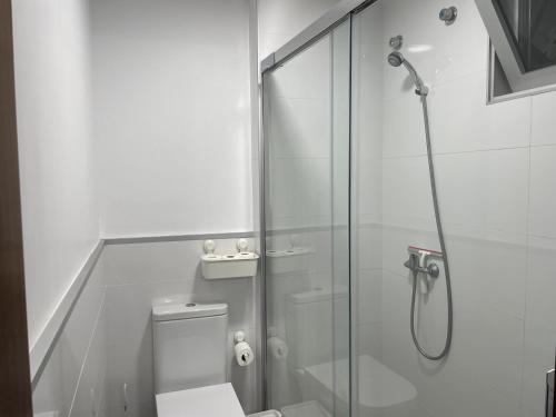 ラスパルマス・デ・グランカナリアにあるLa Sal Marina 2Aのバスルーム(トイレ、ガラス張りのシャワー付)