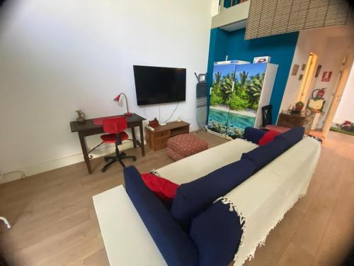 sala de estar con sofá y TV en Las Tontunas, en Madrid