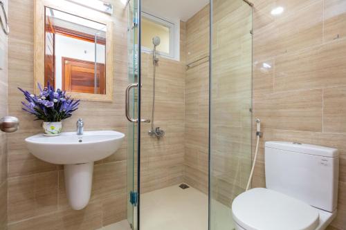 a bathroom with a toilet and a sink and a shower at Căn hộ OASKY 2 phòng ngủ view biển ngay quảng trường Vũng Tàu in Vung Tau