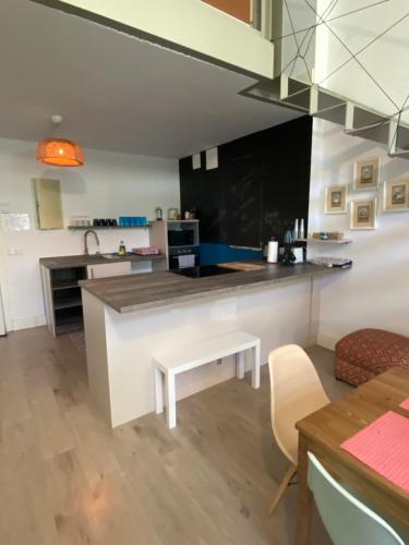 uma cozinha com um balcão branco e uma mesa em Las Tontunas em Madrid