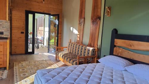 1 dormitorio con 1 cama y puerta que da a un patio en Room with private garden, en Shkodër
