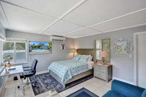 Schlafzimmer mit einem Bett, einem Schreibtisch und einem Stuhl in der Unterkunft Oasis by Las Olas Lux Getaway in Fort Lauderdale