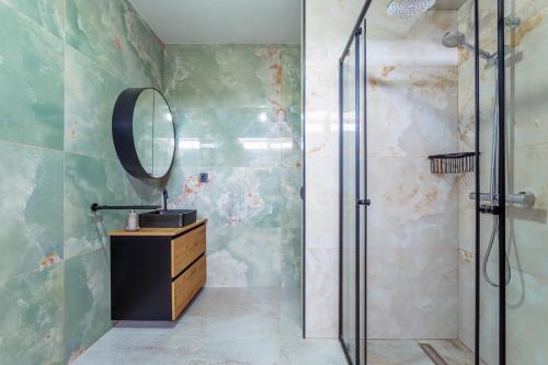 bagno con doccia e specchio di Villa Olive Tree a Playa Blanca