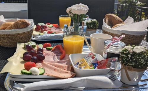 a table with a tray of food on it at Enjoyit Velden West in Selpritsch
