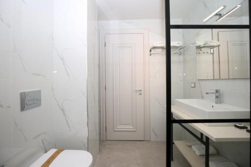 Ένα μπάνιο στο Toto Hotel & Apartments